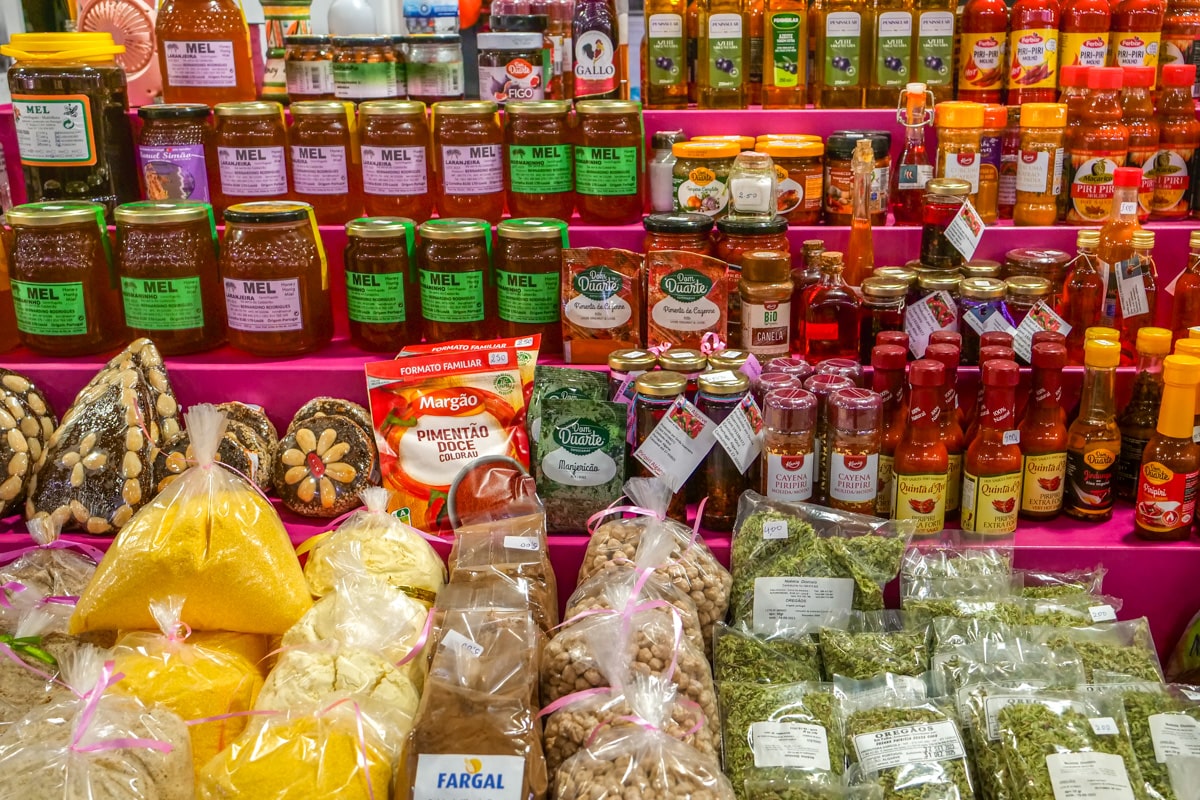 Etale de produits au marché de Loulé