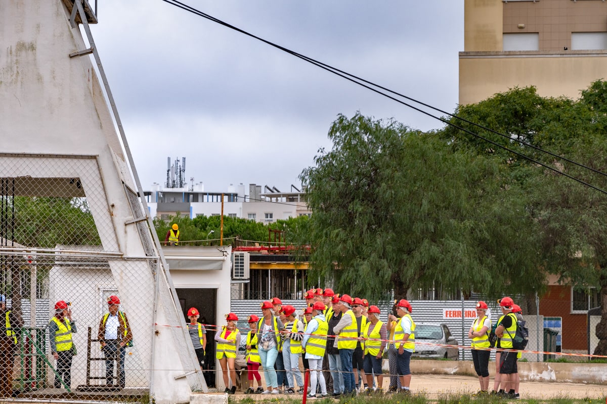 Groupe de personnes équipées pour descendre dans la mine de Loulé