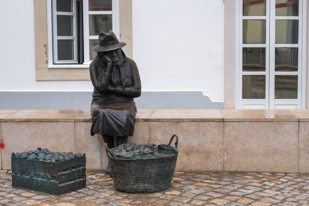 Statue d'une vieille dame assise à Loulé