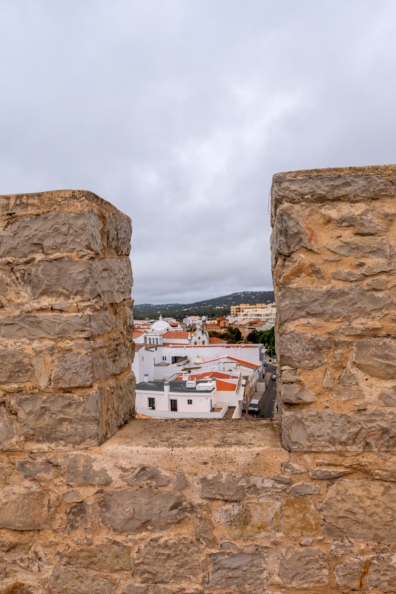 Vue sur la ville depuis les remparts du château à Loulé