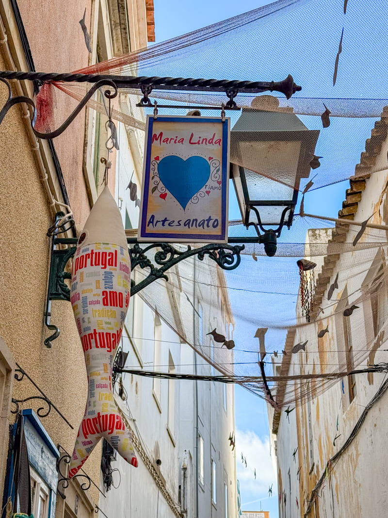 Décoration dans les ruelles d'Olhao
