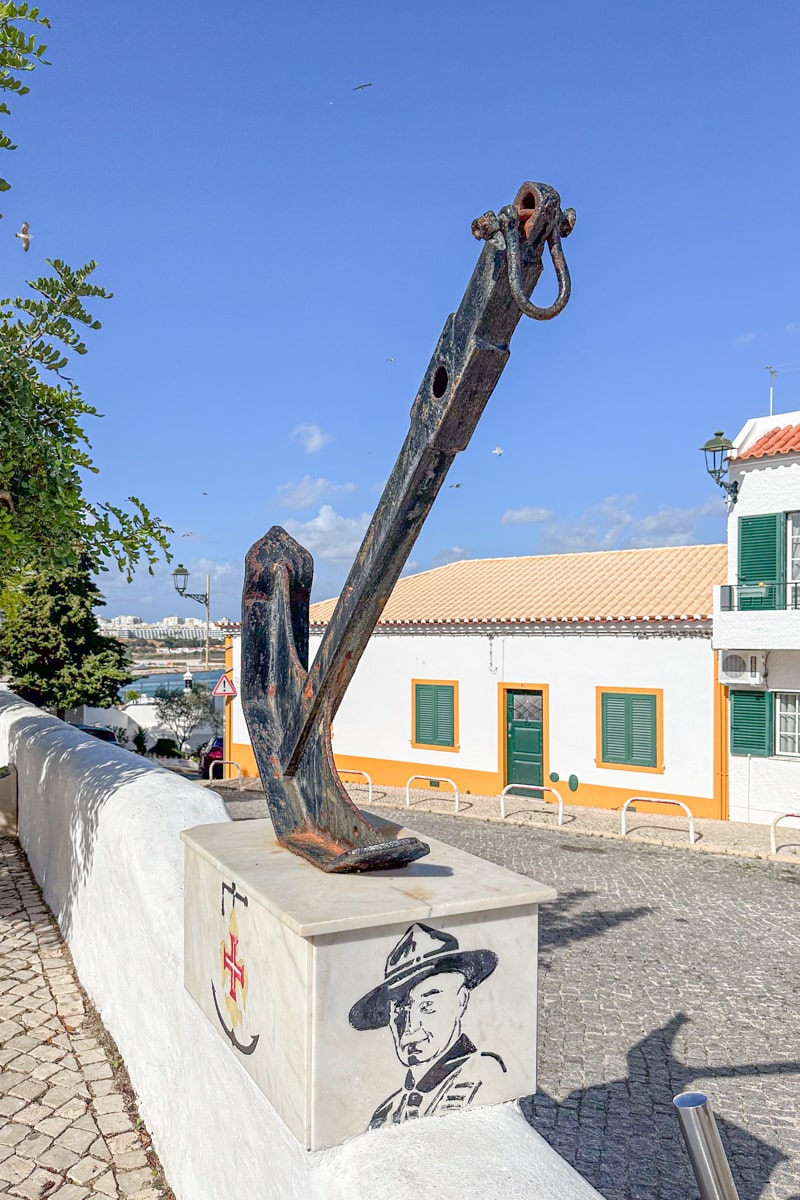 Sculpture d'ancre à Ferragudo