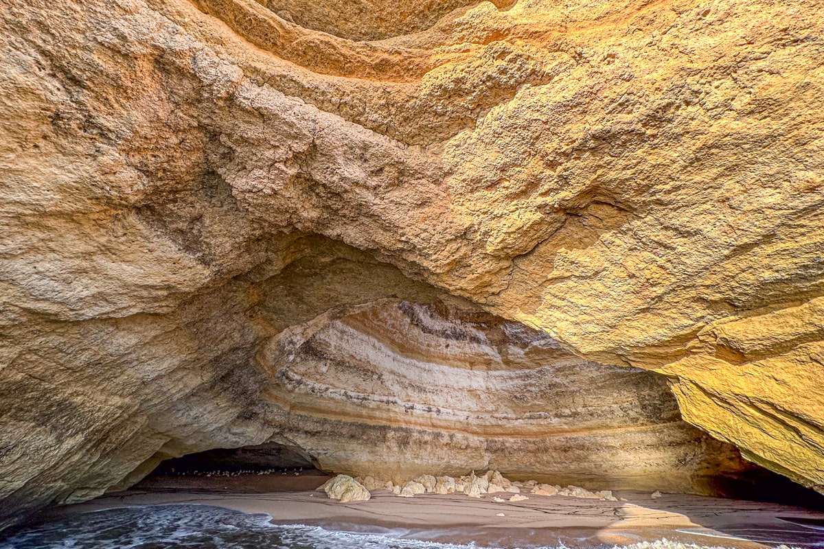 Paroi de la grotte de Benagil