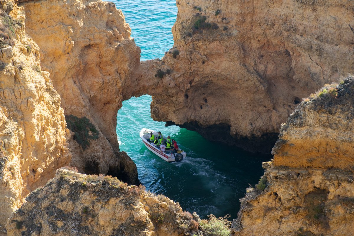 Bateau dans l'arche maritime, ponta da piedade, algarve
